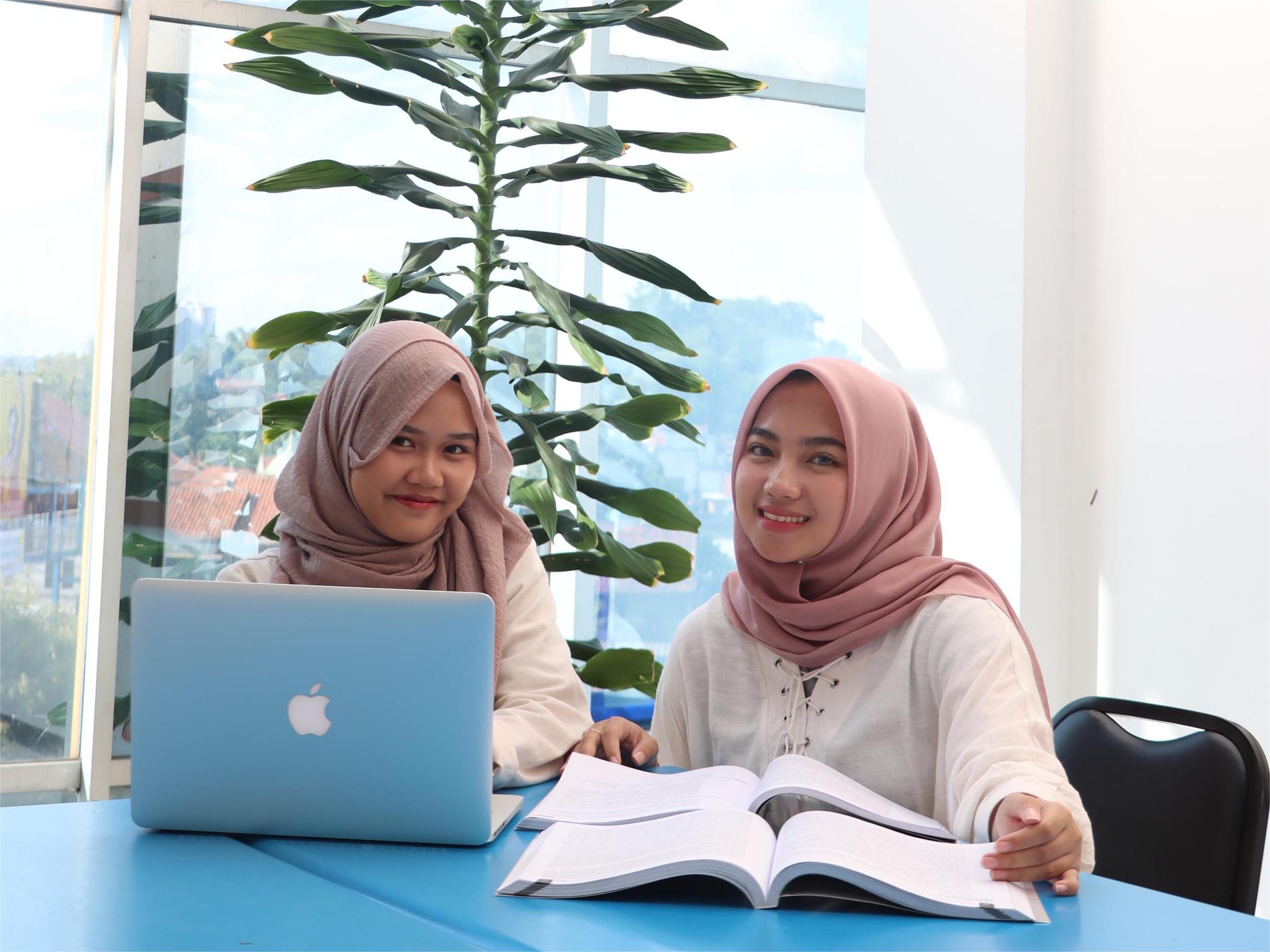Cari Kerja Susah Tanpa Kuliah? Ini Bukti Lulusan Kampus Lebih Mudah Dapat Karier Pasti.