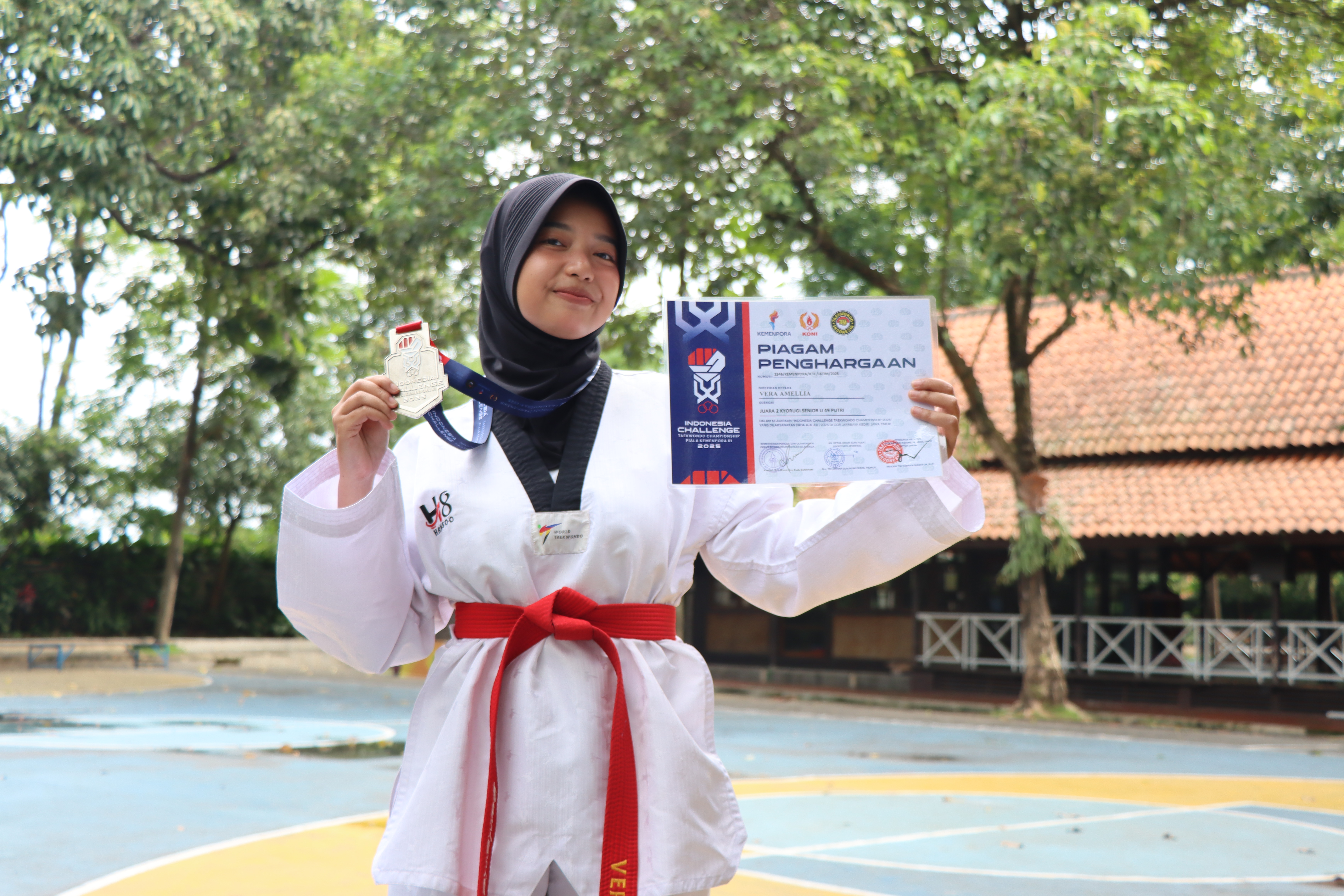 Prestasi Gemilang Mahasiswa Sistem Informasi Ma'soem University: Vera Amellia Raih Silver Medals Taekwondo Nasional