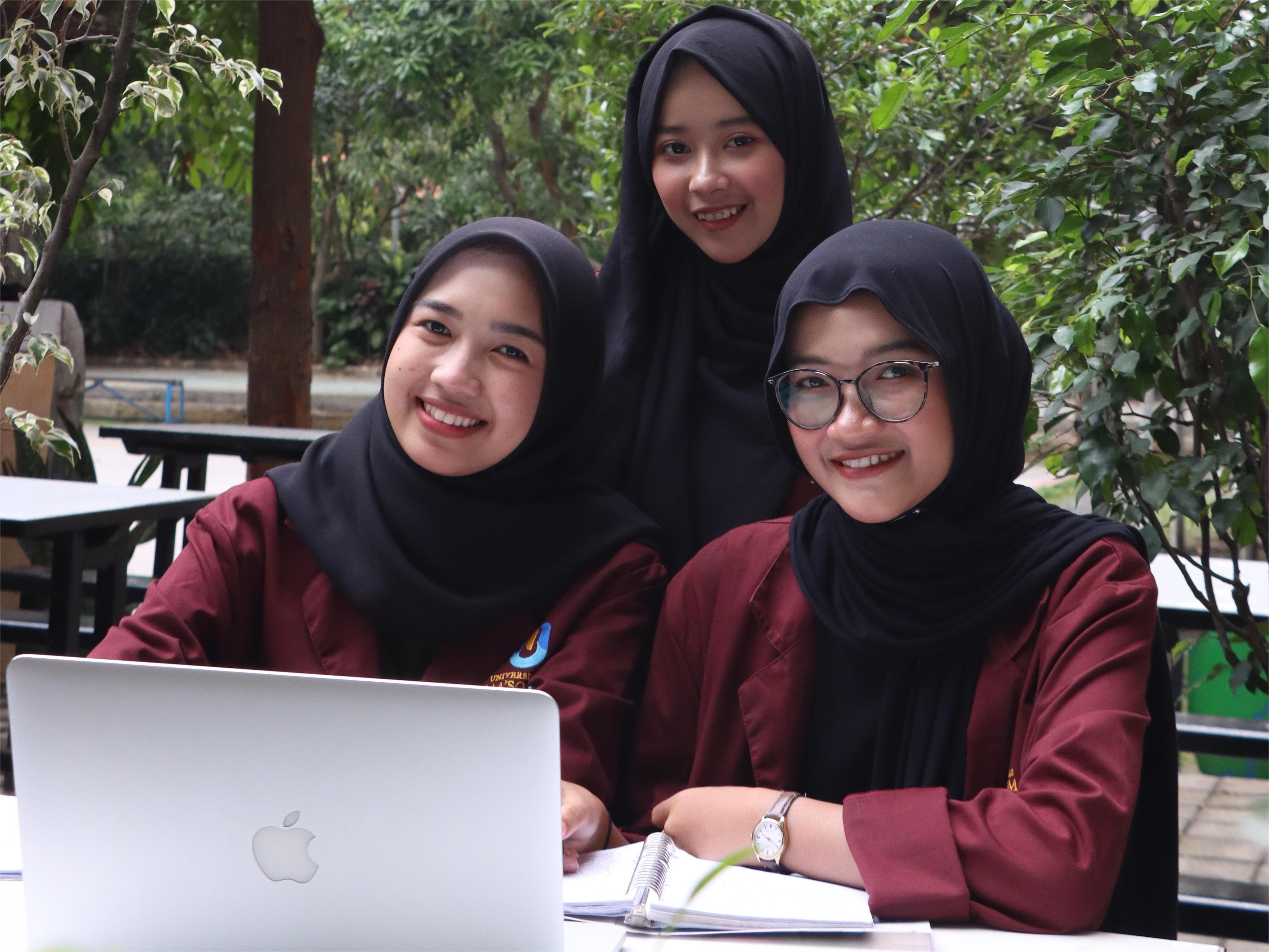Manfaat Kuliah untuk Bersaing di Dunia Kerja Era Digital dan Globalisasi
