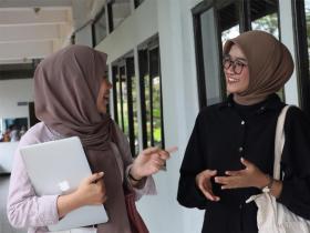 Bagaimana Cara Mengembangkan Kemampuan Presentasi dan Public Speaking untuk Mahasiswa Baru?