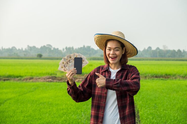 Seorang petani dengan bangga memegang tanaman padi dan tablet di ladang hijau 37129