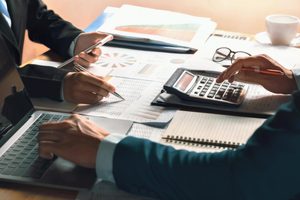 Imgi 364 businessman use calculator and computer for meeting with team accountant on desk in office finance and accounting concept free photo